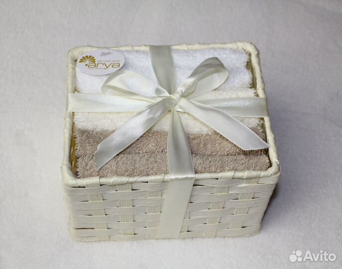 Подарочный набор полотенец в корзине