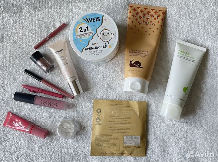 Набор декоративной и уходовой косметики