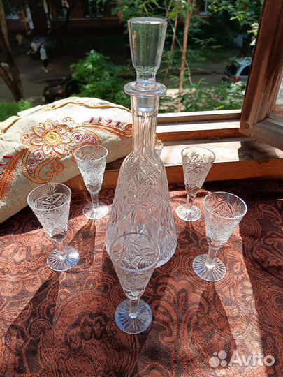 Хрустальный штоф с шестью рюмками