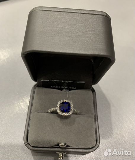 Кольцо с бриллиантом