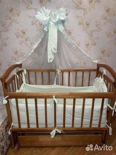 Детская кроватка с маятником и ящиком