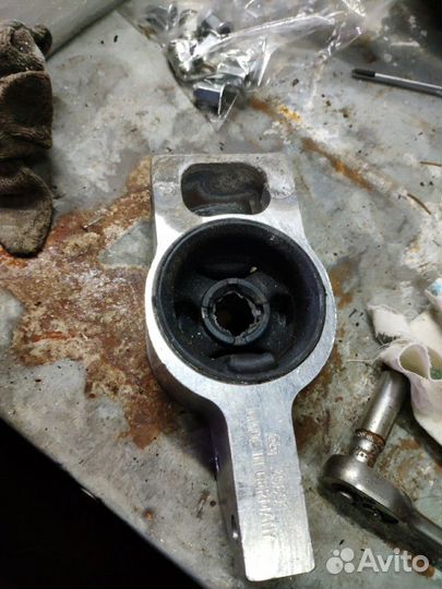 Кроштейн с салейнтблоком рычага подвески