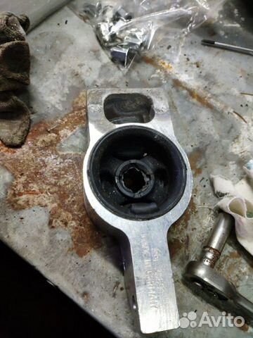 Кроштейн с салейнтблоком рычага подвески