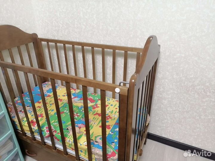 Детская кроватка с маятником и ящиком