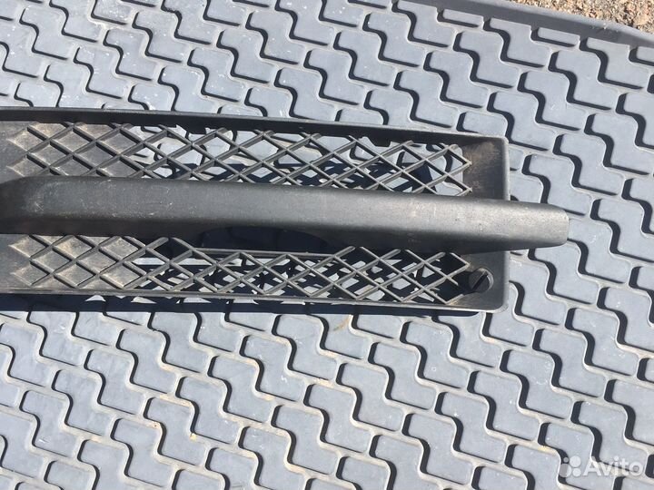 Решетка в бампер правая VW sharan