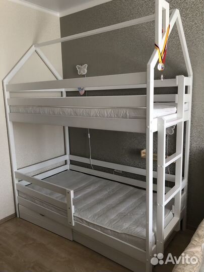 Двухъярусная кровать домик