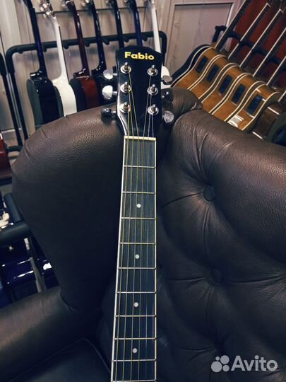 Электроакустическая гитара черная