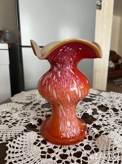 Ваза красный май гнутое стекло