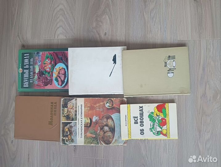 Книги по кулинарии + монеты + фигурка кошки