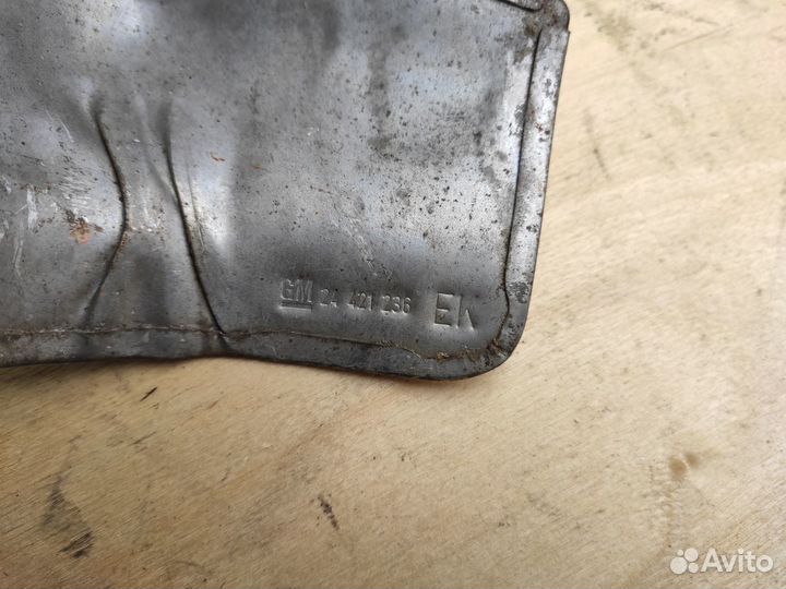 Щиток термозащитный Z22YH на Опель Зафира Б