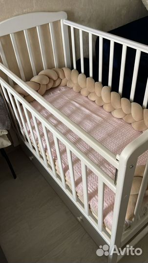 Детская кроватка с маятником и ящиком