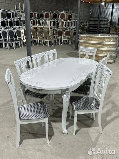 Кухонный стол и стулья новые