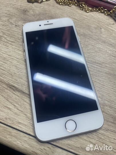 Телефон iPhone 8