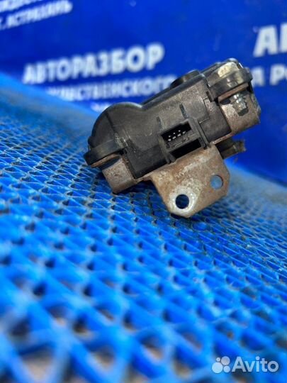 Моторчик заслонок отопителя Nissan Cefiro A33