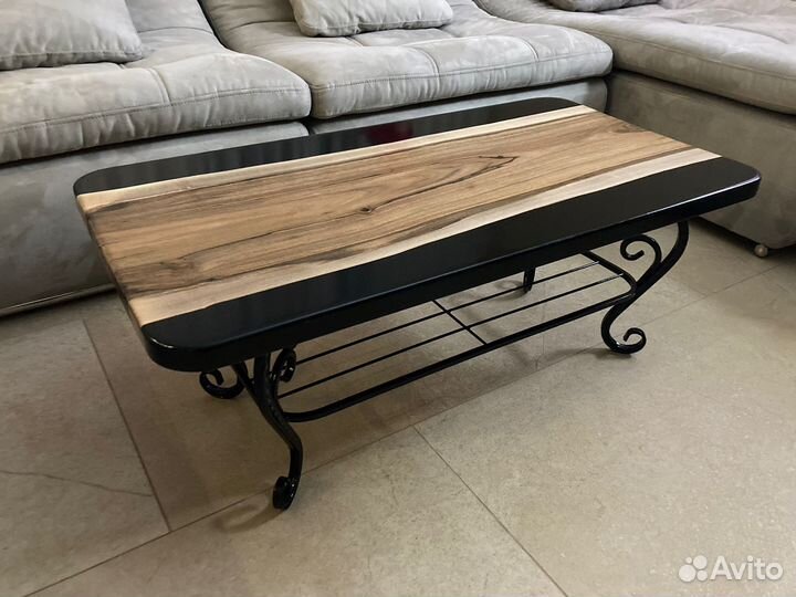 Стол река журнальный из слэба ореха и смолы лофт