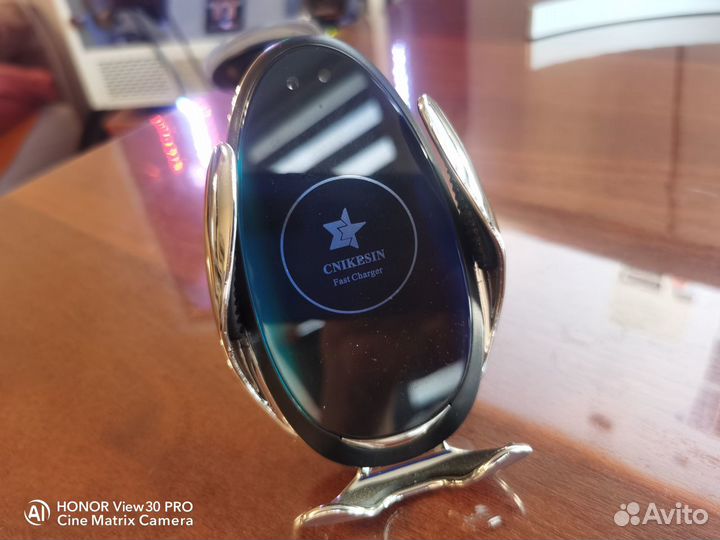 Сенсорная беспроводная зарядка в авто