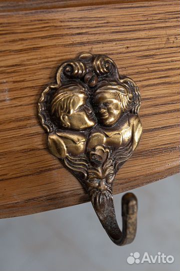 Резная деревянная настенная вешалка