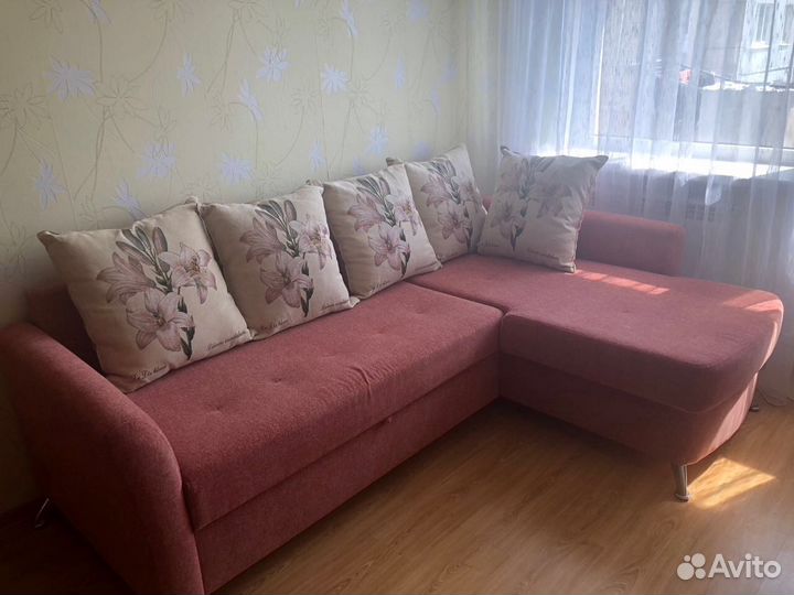 Отличный угловой диван с подушками