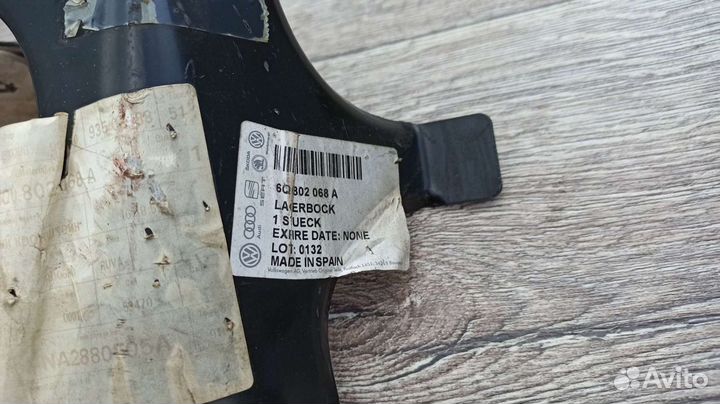 Кранштейн правый двигателя VW polo