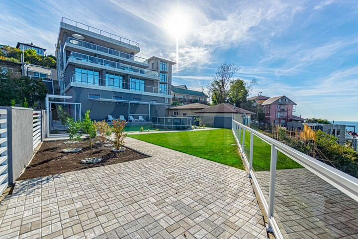 Дом 877 м² на участке 10,7 сот.