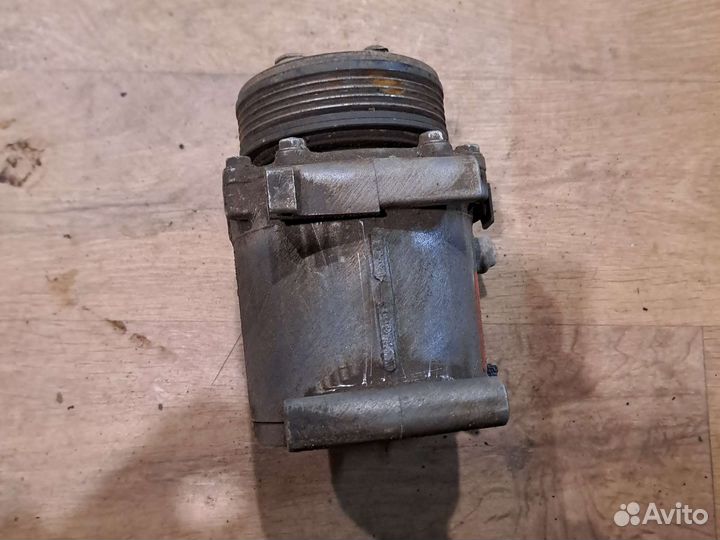 Компрессор кондиционера Mitsubishi Carisma