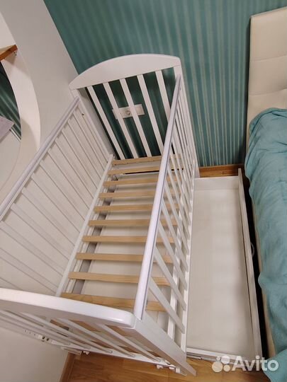 Детская кроватка с маятником