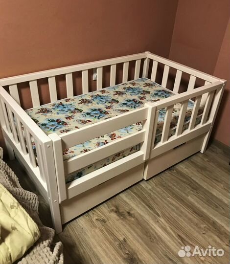 Детская кроватка из дерева с выкатными ящичками