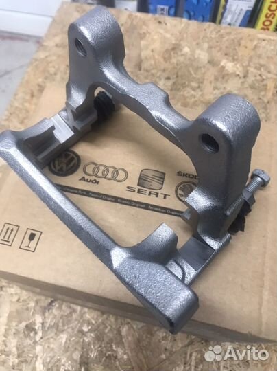 Скоба тормозного суппорта VAG 2007- зад. лев