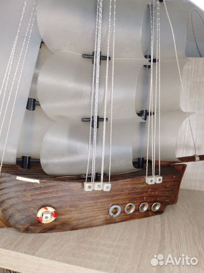 Модель корабля из рога быка и модель из дерева