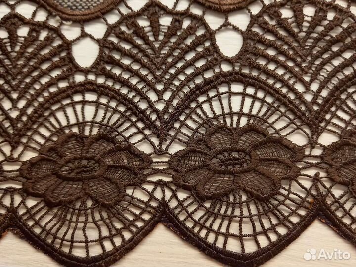 Отрез шерстяной ткани с кружевом по краю