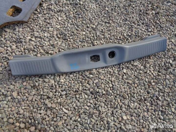 Накладка замка багажника Nissan Presage U30 KA24DE