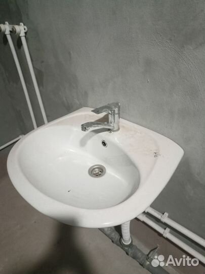 Унитаз и раковина со смесителем