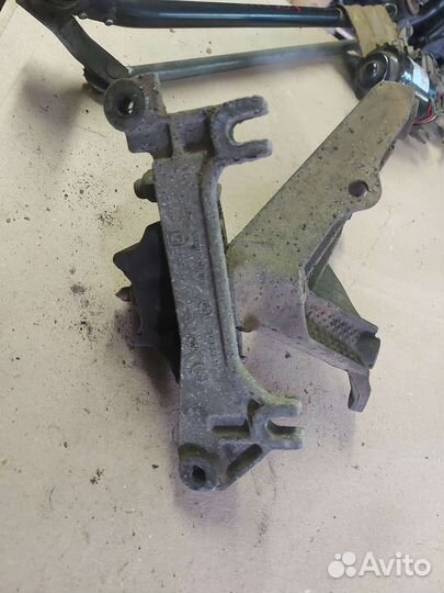 Подушка коробки кронштейн Renault Logan 1