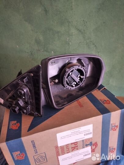 Правое зеркало заднего вида