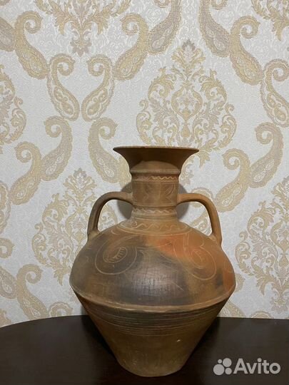 Большой глиняный кувшин