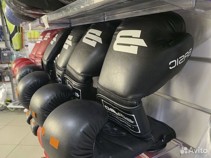 Боксёрские перчатки разных размеров D3