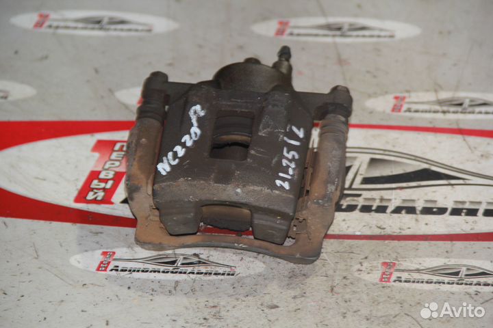 Суппорт перед лево c Toyota Raum NCZ20 1NZ-FE