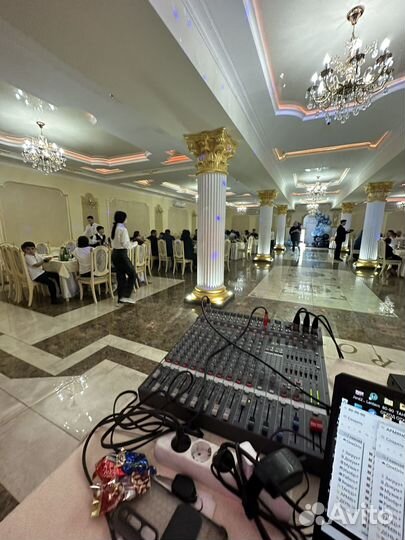 Диджей с оборудованием