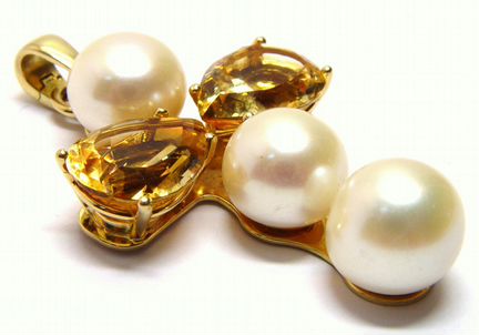 Крест золотой с цитринами и жемчугом 750 пробы