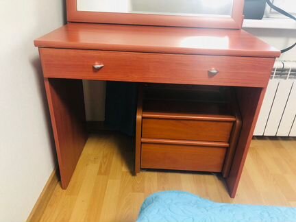 Стол коричневый (рабочий или косметический)