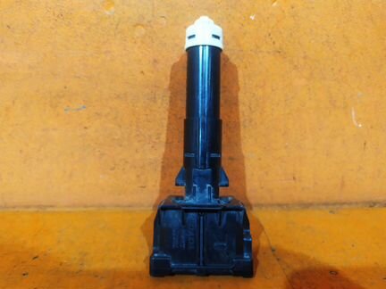 Форсунка омывателя фары правая Toyota Rav4 4 CA40