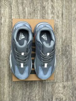 Кроссовки Adidas Yeezy Boost 700 голубые Carbon Bl