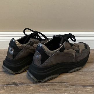 Женские кроссовки