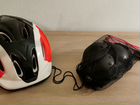 Шлем и наколенники для езды на велосипеде