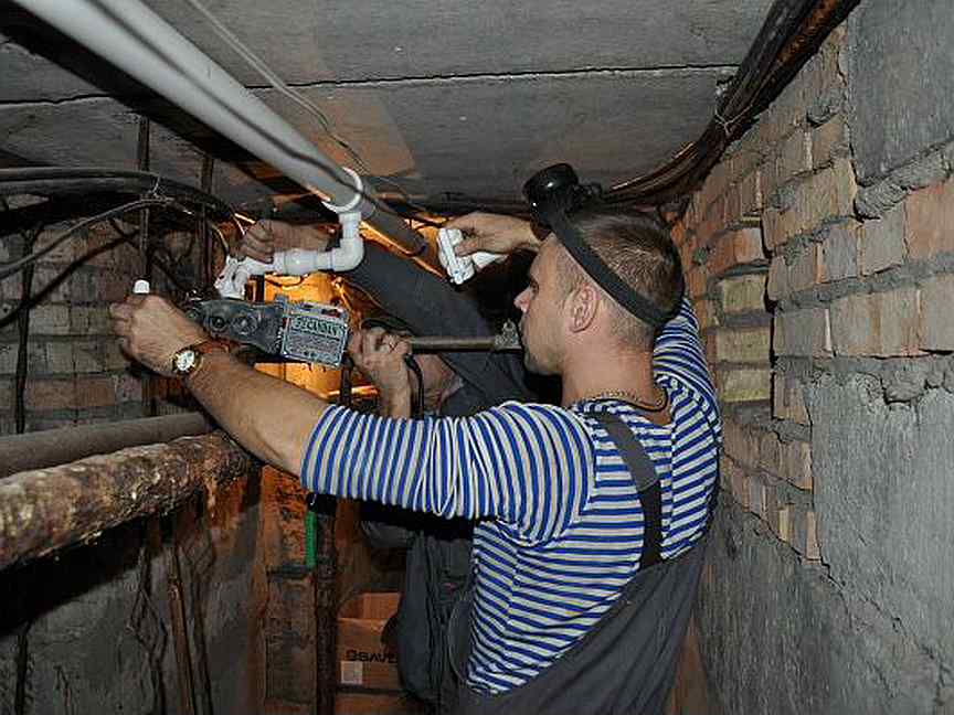 Старая установка. Канализационные трубы в подвале. Трубы в подвале многоквартирного дома. Подвал в многоквартирном доме. Подвал с трубами