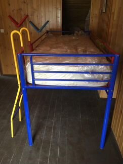 Детская верхнеярусная кровать