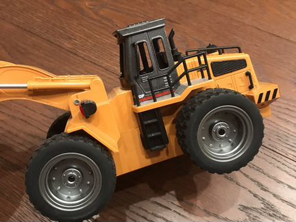 Экскаватор на пульте управления