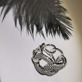 Кольцо в виде цепи в стразах