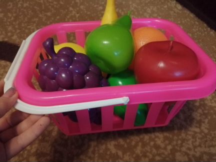 Набор игрушечных фруктов и овощей