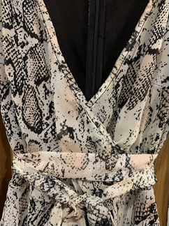 Платье с открытым декольте